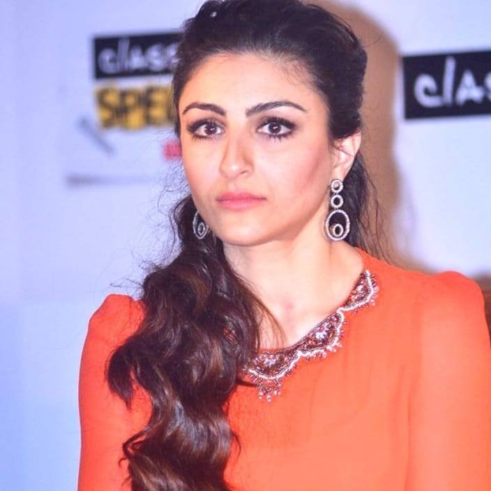 सोहा अली खान – लिस्ट में सोहा अली खान का भी नाम है. जब वो एक्ट्रेस माही गिल के साथ फिल्म ‘गैंग ऑफ़ घोस्ट’ की शूटिंग कर रही थी तो दोनों के साथ कुछ डरावनी घटनाएं हुई थी. माही गिल ने कहा था कि जिस हवेली में वो शूटिंग कर रहे थे. वहां कई खाली कमरे थे. जिसमें से किसी के चिल्लाने की आवाजें आती थी.