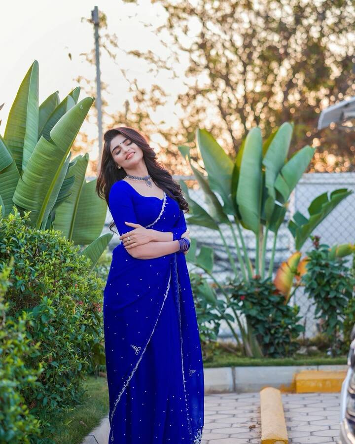 అదంతా కేవలం ప్రేక్షకులను నవ్వించడానికి చేసే ప్రయత్నమే తప్ప, ప్రేమ లేదు, ఏమీ లేదని మరికొంత మంది అంటున్నారు. Photo Credit: Jabardasth Varsha/Instagram