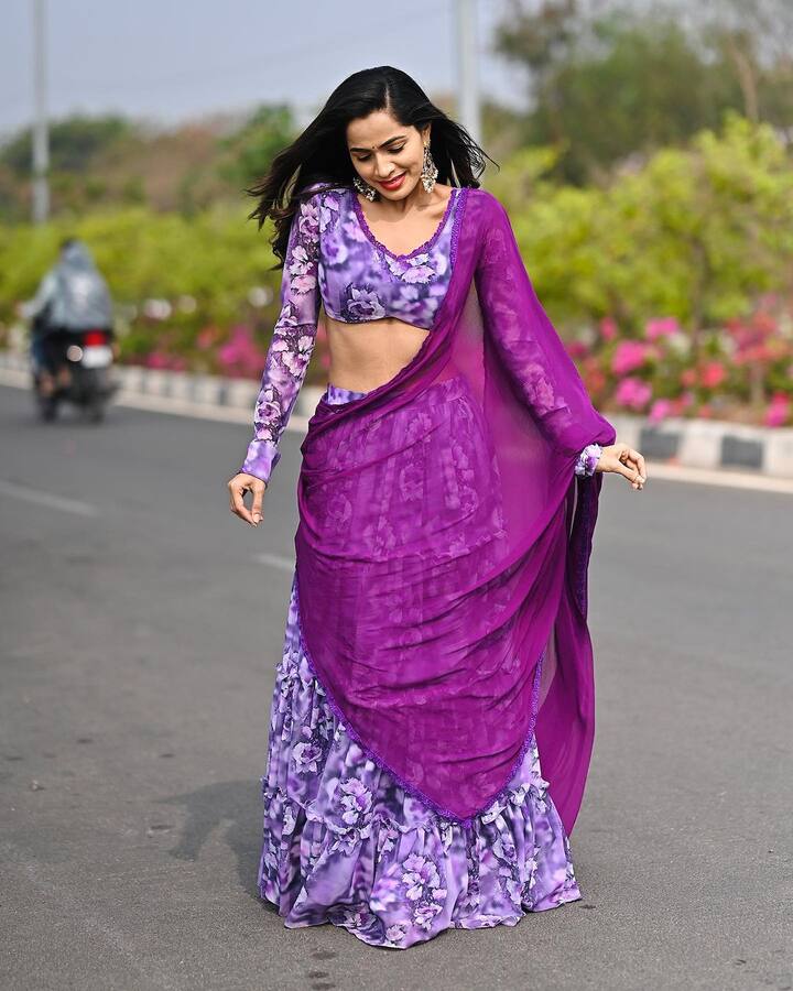ప్రస్తుతం ఆ నెగిటివిటీని పోగొట్టుకునే పనిలో శోభా బిజిగా ఉంది. పలు షోలలో పాల్గొంటూ.. యూట్యూబ్​లో వీడియోలు చేస్తూ అభిమానులను అలరిస్తుంది.(Images Source : Instagram/shobhashettyofficial)