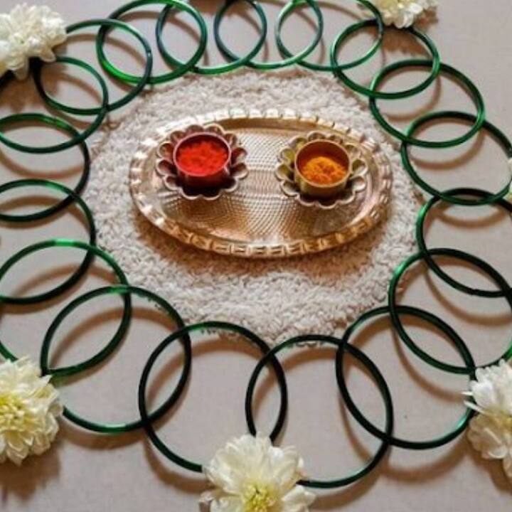 ਚੂੜੀਆਂ ਦੀ ਮਦਦ ਨਾਲ ਸੁੰਦਰ ਰੰਗੋਲੀ ਬਣਾਈ ਜਾ ਸਕਦੀ ਹੈ। ਜੇ ਤੁਸੀਂ ਚਾਹੋ, ਤਾਂ ਪਹਿਲਾਂ ਸਤ੍ਹਾ 'ਤੇ ਚੂੜੀਆਂ ਦਾ ਪ੍ਰਬੰਧ ਕਰੋ ਅਤੇ ਫਿਰ ਇਸ ਨੂੰ ਰੰਗ ਨਾਲ ਭਰ ਦਿਓ। ਜਾਂ ਤੁਸੀਂ ਚਾਹੋ ਤਾਂ ਚੂੜੀਆਂ ਨੂੰ ਇਕੱਠੇ ਚਿਪਕ ਕੇ ਵੀ ਫਰੇਮ ਤਿਆਰ ਕਰ ਸਕਦੇ ਹੋ। ਜੇਕਰ ਚੂੜੀਆਂ ਕੱਚ ਦੀਆਂ ਨਹੀਂ ਹਨ ਤਾਂ ਤੁਸੀਂ ਉਨ੍ਹਾਂ ਨੂੰ ਲੇਸ ਅਤੇ ਹੋਰ ਚੀਜ਼ਾਂ ਨਾਲ ਸਜਾ ਕੇ ਸਥਾਈ ਰੰਗੋਲੀ ਬਣਾ ਸਕਦੇ ਹੋ।