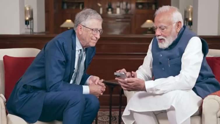 pm modi interview with bill gates talks on ai technology digital revolution in india PM Modi Bill Gates Interview: भारत में पैदा होते ही बच्चा बोलने लगता है आई-AI, पीएम मोदी ने बिल गेट्स को दिखाए कई टेक्नोलॉजी