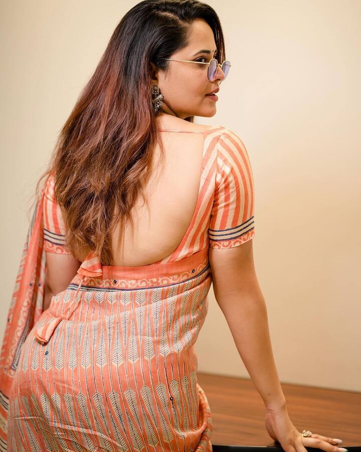 ఈ సినిమాలో ఆమె కనిపించింది కాసేపే అయినా, తన చక్కటి నటనతో అభిమానులను ఆకట్టుకుంది. Photo Credit: Anasuya Bharadwaj/Instagram