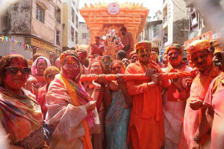 इंदौर में इस बार रंग पंचमी के मौके पर निकलने वाली रंगारंग गेर में प्रदेश के मुख्यमंत्री डॉ. मोहन यादव शामिल होंगे. जो करीब ढाई घंटे तक इंदौर में रहेंगे.