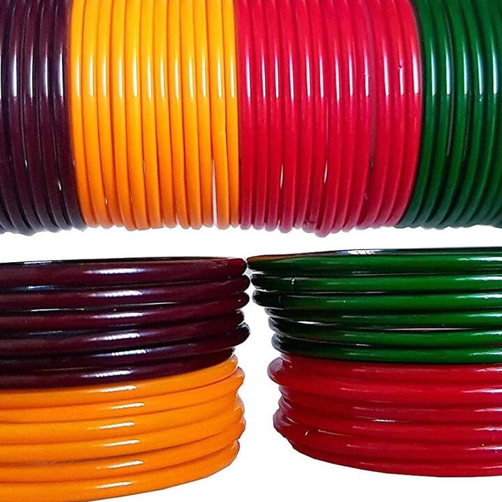 ਇਨ੍ਹਾਂ ਸਹਾਇਕ ਉਪਕਰਣਾਂ ਵਿੱਚ ਚੂੜੀਆਂ ਵੀ ਸ਼ਾਮਲ ਹਨ। ਇਸ ਤੋਂ ਬਾਅਦ ਸਮੱਸਿਆ ਇਹ ਹੈ ਕਿ ਉਨ੍ਹਾਂ ਚੂੜੀਆਂ ਦਾ ਕੀ ਕੀਤਾ ਜਾਵੇ। ਉਹ ਜਾਂ ਤਾਂ ਕਿਸੇ ਹੋਰ ਨੂੰ ਦੇ ਦਿੱਤੇ ਜਾਂਦੇ ਹਨ ਜਾਂ ਘਰੋਂ ਕੱਢ ਦਿੱਤੇ ਜਾਂਦੇ ਹਨ।