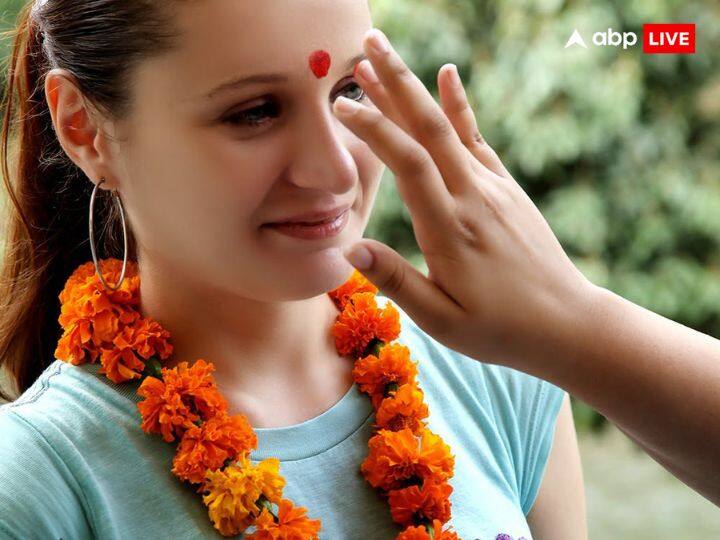 हिंदू धर्म में तिलक लगाने का बहुत महत्व है. तिलक लगाने के आपका मन एकाग्र और शांत रहता है. इसीलिए तिलक लगाना चाहिए, साथ ही तिलक लगाने से आपका स्वास्थ्य भी अच्छा रहता है.