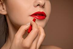 Lipstick Disadvantages: होंठों पर रोजाना लिपस्टिक लगाना हो सकता है खतरनाक, जानें इसके नुकसान