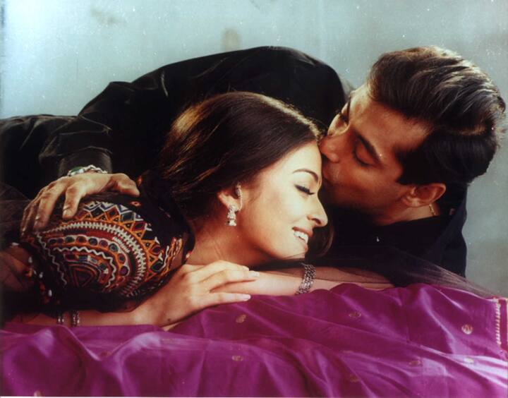 अगर आप नहीं समझे तो बता दें कि ये वो गाना है. जो रिलीज के सालों बाद भी हर दिल टूटे आशिक की प्ले लिस्ट में शामिल है. हम बात कर रहे हैं फिल्म ‘हम दिल दे चुके सनम’ के ब्लॉकबस्टर सॉन्ग ‘तड़प तड़प के’ की. जिसमें सलमान खान की तड़प ने हर किसी की आंखों में आंसू ला दिए थे.