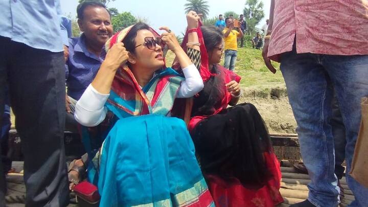 বৃহস্পতিবার কালীগঞ্জ বিধানসভা কেন্দ্রের নয়াটর আইল্যান্ডে প্রচার সারেন মহুয়া। হুডখোলা গাড়িতে চেপে যেমন প্রচার সারেন, তেমনই পায়ে হেঁটে বাড়ি বাড়িও পোঁছে যান। স্থানীয়দের সঙ্গে কথা বলেন। ছবি: মহুয়ার সোশ্যাল মিডিয়া হ্যান্ডল থেকে সংগৃহীত।