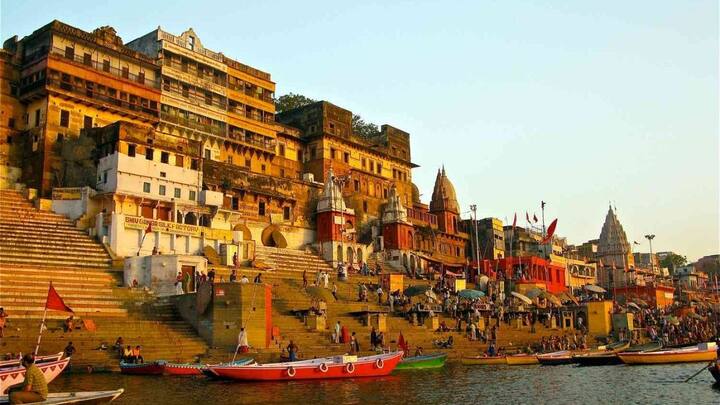 अगर सोलर रूफ टॉप योजना की बात की जाए तो. उस मामले में उत्तर प्रदेश का वाराणसी सबसे आगे है. बनारस के घरों में सबसे ज्यादा सोलर पैनल लगें हैं.