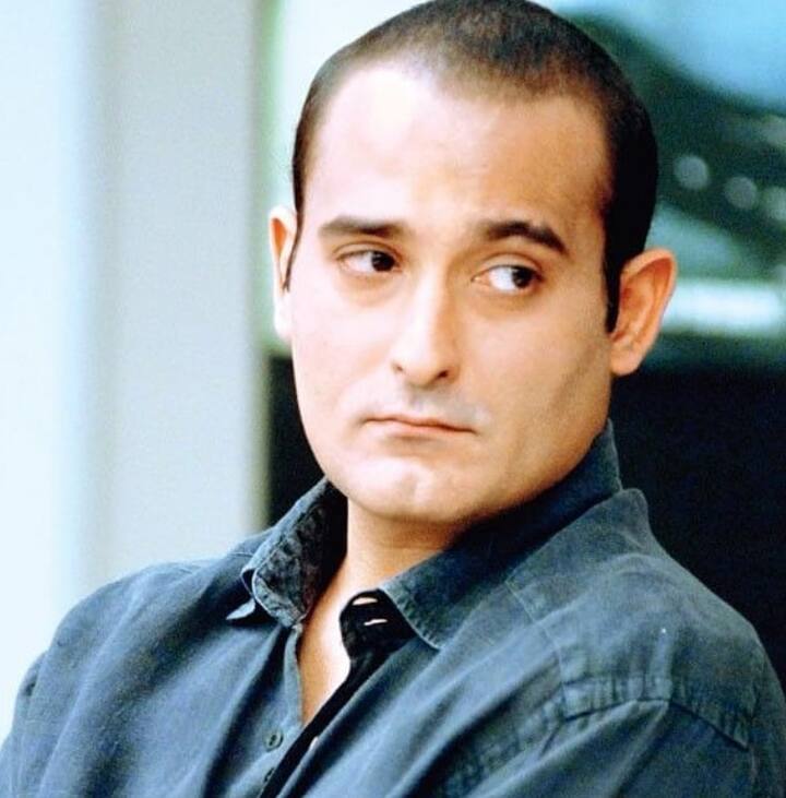 अक्षय खन्ना का नाम बेशक कईं एक्ट्रेसेस से जुड़ा लेकिन वे आज तक कुंवारे हैं. एक्टर ने एक इंटरव्यू के दौरान अपनी शादी को लेकर बात की थी. उन्होंने कहा था कि वे लंबे समय तक एक रिलेशनशिप में बंधकर नहीं रह सकते हैं. उन्हें अकेले रहना पसंद हैं साथ ही उन्हें बच्चे भी पसंद नहीं हैं. इसलिए उन्होंने शादी ना करने का फैसला किया था.