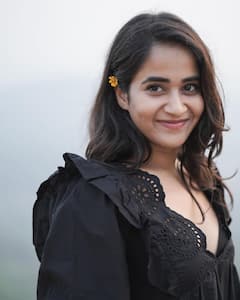 Deepthi Sunaina Photos: బ్లాక్‌ డ్రెస్‌లో దీప్తి సునయన సోకుల విందు - ఆమెను ఇలా చూసి మనసు పారేసుకుంటున్న కుర్రకారు