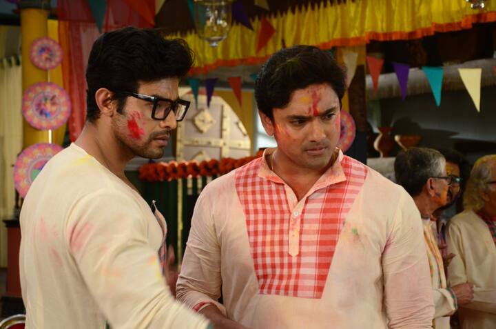 আজকের এই এপিসোড নাচে-গানে জমিয়ে দেন অনিকেত ও সৃজন।