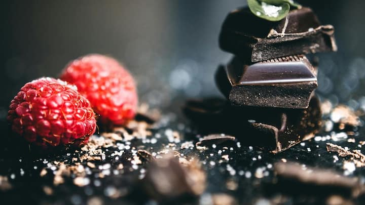 Chocolate: சாக்லெட் சாப்பிடுவதிலும் கொஞ்சம் நன்மை இருப்பதாக ஆய்வு ஒன்றில் தெரிய வந்துள்ளது.