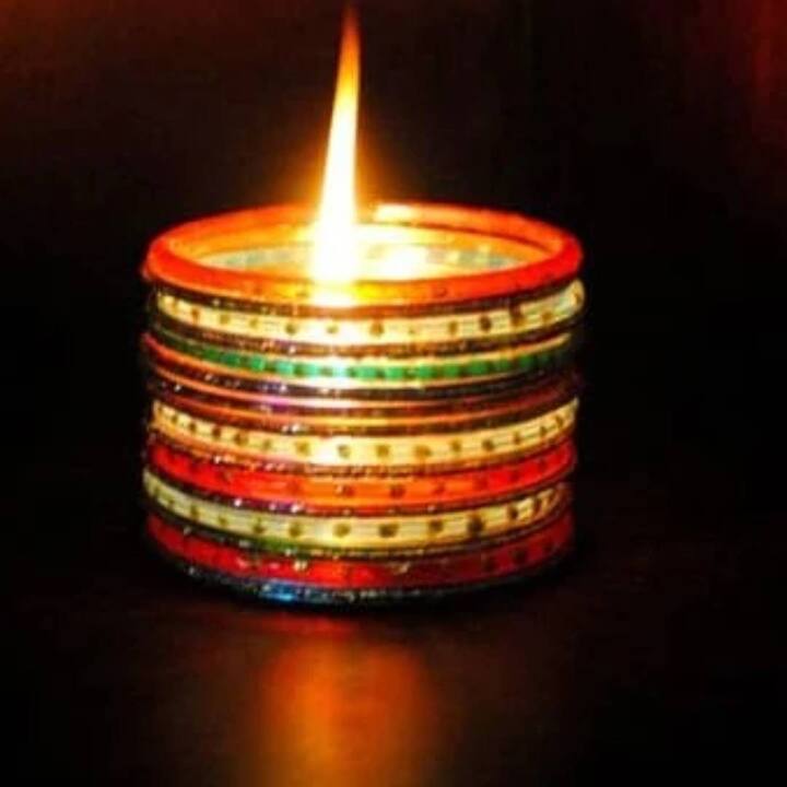 ਤਿਉਹਾਰਾਂ ਦਾ ਸੀਜ਼ਨ ਸ਼ੁਰੂ ਹੋ ਗਿਆ ਹੈ। ਅਜਿਹੀ ਸਥਿਤੀ ਵਿੱਚ, ਤੁਸੀਂ ਸਜਾਵਟ ਲਈ ਚੂੜੀਆਂ ਦੀ ਵਰਤੋਂ ਕਰ ਸਕਦੇ ਹੋ। ਰੰਗੀਨ ਚੂੜੀਆਂ ਨੂੰ ਗੂੰਦ ਨਾਲ ਜੋੜੋ ਅਤੇ ਇਸ ਦੇ ਅੰਦਰ ਇੱਕ ਮੋਮਬੱਤੀ ਰੱਖੋ। ਇਸ ਨਾਲ ਤੁਹਾਡੇ ਘਰ ਦੀ ਖੂਬਸੂਰਤੀ ਹੋਰ ਵੀ ਵਧੇਗੀ।