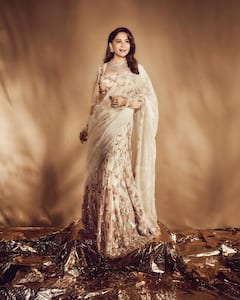 Fashion: माधुरी दीक्षित गोल्डन जरी साड़ी को फुल स्लीव्स ब्लाउज के साथ किया स्टाइल, फैंस को पसंद आ रहा उनका स्टाइल