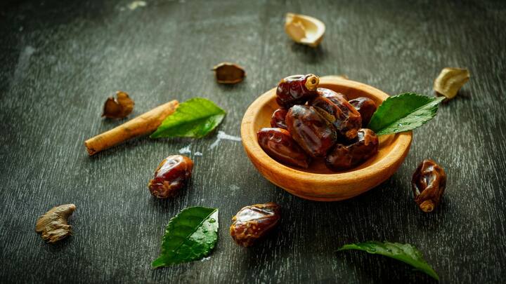 பேரீச்சை நல்ல dietary Fiber, வைட்டமின் பி, கே உள்ளிட்டவைகள் நிறைந்தது.