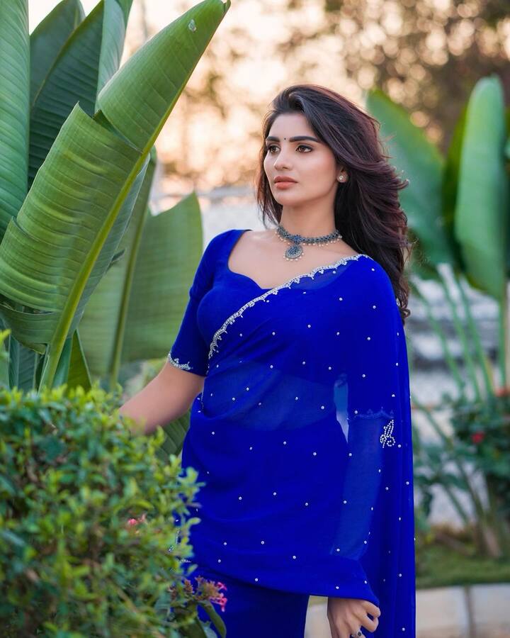 ఇద్దరి మధ్య లవ్ ఉందని, పెళ్లి కూడా చేసుకోబోతున్నారని వార్తలు కూడా వినిపించాయి. Photo Credit: Jabardasth Varsha/Instagram