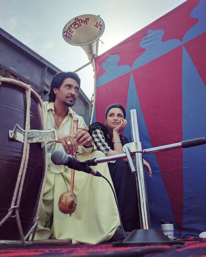‘चमकीला’ का ट्रेलर 28 मार्च के रिलीज हो चुका है. जिसमें परिणीति और दिलजीत दोनों को ही फैंस खूब पसंद कर रहे हैं. ये फिल्म 12 अप्रैल को रिलीज होने जा रही है.