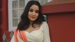 Anikha Surendran : புடவையில் மனதை மயக்கும் அஜித்தின் ரீல் மகள் அனிகா!