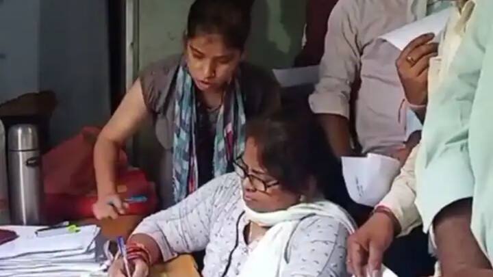 राशन कार्ड बनवाने के लिए आप ऑनलाइन ऑफलाइन दोनों ही तरीके अपना सकते हैं. ऑफलाइन के लिए अपने नजदीकी सर्किल ऑफिस जाना होगा. तो वहीं ऑनलाइन राशन कार्ड बनवाने के लिए आपको खाद्य विभाग की अधिकारिक वेबसाइट पर जाना होगा.