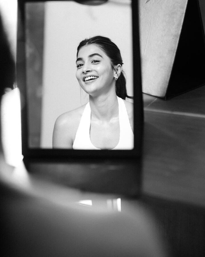 సోషల్ మీడియాలో యాక్టివ్గా ఉండే హీరోయిన్లలో పూజా హెగ్డే ఒకరు. ఈ భామ తన సినిమా అప్డేట్స్, పర్సనల్ ఫోటోలు సోషల్ మీడియాలో షేర్ చేస్తూ ఉంటుంది.(Images Source : Instagramhegdepooja/)