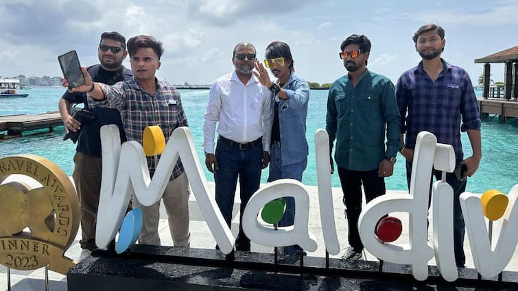 Dolly Chaiwala visited Maldives after meeting bill gates posed for pictures with fans बिल गेट्स से मिलने के बाद अब मालदीव घूमने निकले Dolly Chaiwala, फैंस के साथ खिंचवाई तस्वीरें