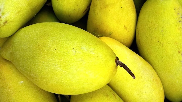 மாங்காய் சட்னி அரைத்து இட்லி, தோசைக்கு நல்ல காம்பினேசனாக இருக்கும்.