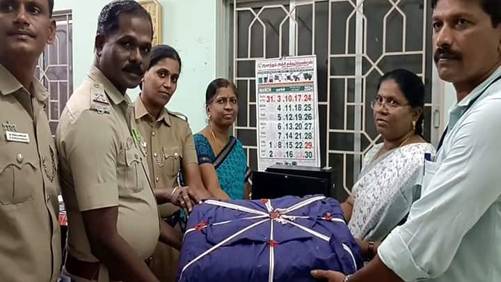 Theni  news 20 lakh rupees seized in a hired taxi near Bodi - TNN Theni: போடி அருகே  கால் டாக்ஸியில் ரூ.20 லட்சம் பணம் பறிமுதல்