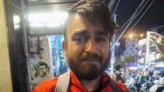 सड़क पर रोता मिला Zomato का डिलीवरी एजेंट, कहा- 'बहन की शादी है लेकिन...'