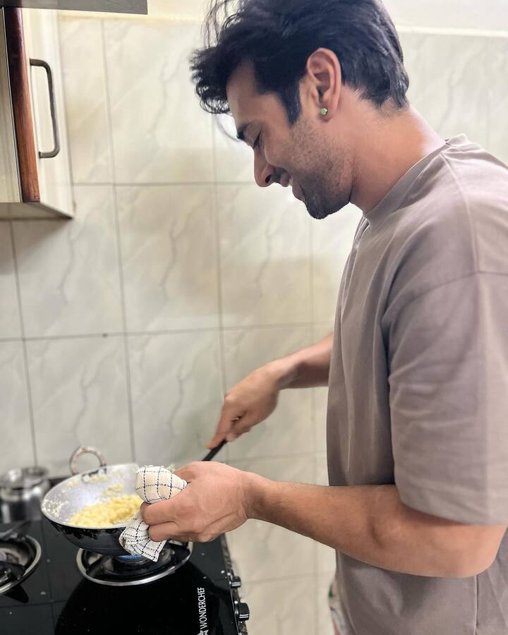 कृति खरबंदा और पुलकित सम्राट 15 मार्च को शादी के बंधन में बंधे थे. शादी में फैमिली और कुछ खास दोस्त ही शामिल हुए थे.शादी के बाद कृति की ससुराल में पहली रसोई हुई थी.