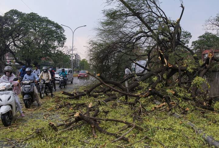 आईएमडी के मुताबिक, अगले 1 घंटे के दौरान दिल्ली (जाफरपुर, नजफगढ़, आईजीआई एयरपोर्ट), एनसीआर (गुरुग्राम, मानेसर) गन्नौर, सोनीपत, खरखौदा, फरुखनगर, पलवल, औरंगाबाद, होडल (हरियाणा), बड़ौत, मेरठ, मोदीनगर, जट्टारी, खैर (यूपी) के अलग-अलग स्थानों और आसपास के इलाकों में ओलावृष्टि/बारिश और 40-60 किमी/घंटा की गति से तेज़ हवाएं चलने की संभावना है.