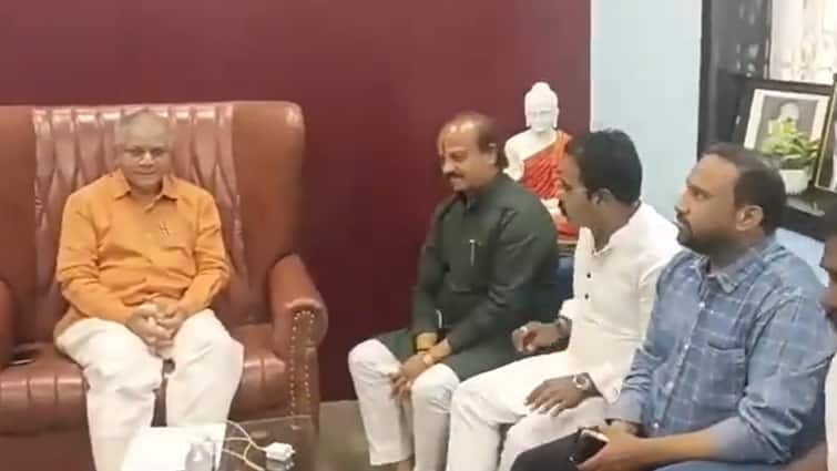 VBA Prakash Ambedkar NCP Vasant More Meeting Speculation Alliance in Lok Sabha Elections महाराष्ट्र की राजनीति में एक और ट्विस्ट, प्रकाश आंबेडकर की पार्टी से आई ये बड़ी खबर