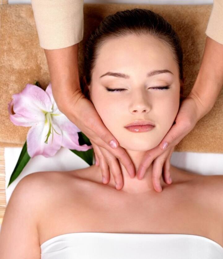 मसाज: एक्सफोलिएशन, भाप और एक्सट्रैक्शन से आपकी त्वचा लाल हो जाती है. हल्की मालिश से, स्किन अपनी ताकत वापस पा लेती है जो कठोर उत्पादों और गर्मी के इस्तेमाल से खो जाती है. इसके अलावा मालिश करते समय आरामदायक प्रेशर डालें डालने से ब्लड सर्कुलेशन में सुधार होता है. साथ ही तनाव, झुर्रियां और फाइन लाइन्स भी कम होती हैं.