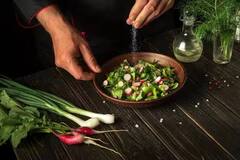 જો તમે પણ સલાડમાં ઉપરથી મીઠું ઉમેરીને ખાઓ છો તો સાવધાન! તમારી આ ભૂલ તમને મોંઘી પડી શકે છે