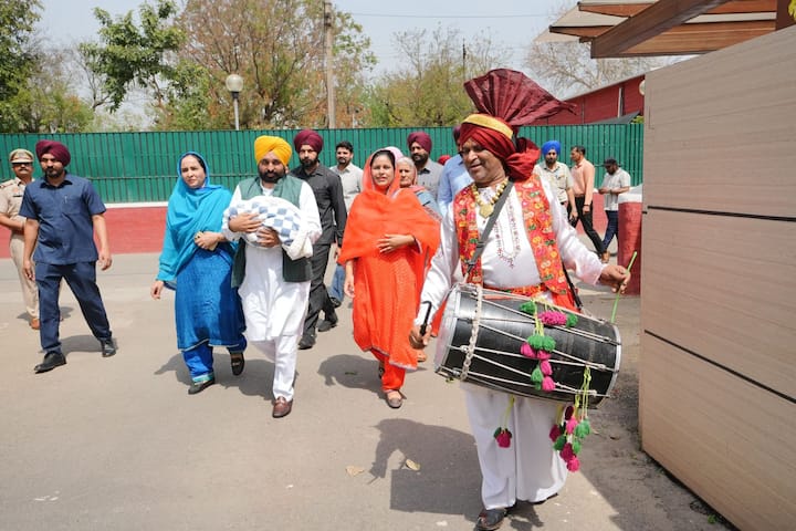 ਇਸ ਦੌਰਾਨ ਉਨ੍ਹਾਂ ਦੀ ਮਾਤਾ ਜੀ ਅਤੇ ਭੈਣ ਮਨਪ੍ਰੀਤ ਕੌਰ ਵੀ ਮੌਜੂਦ ਹਨ।
