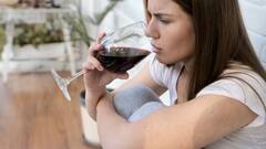 क्या आप जानते हैं कॉफी में खून मिलाकर पीती है ये महिला