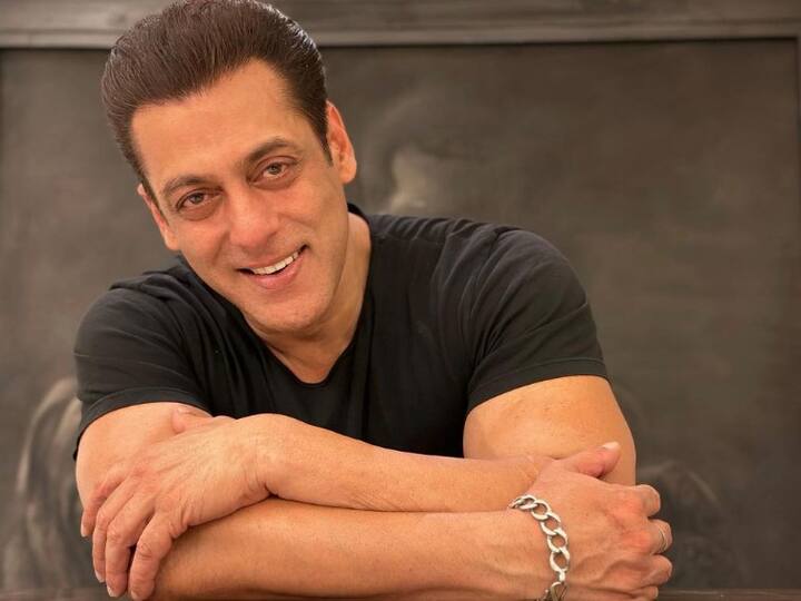 सलमान खान बिग बॉस से हर हफ्ते 12 करोड़ रुपये की फीस वसूलते हैं..