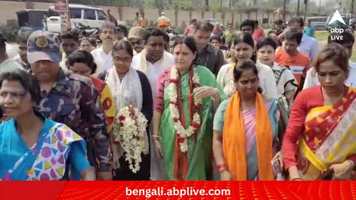 ঘটনাচক্রে, যে মেদিনীপুর থেকে এবার তিনি প্রার্থী হয়েছেন, সেই মেদিনীপুরের বিদায়ী সাংসদ তথা বর্ধমান-দুর্গাপুরের বিজেপি প্রার্থী দিলীপ ঘোষকে শো-কজ করেছে নির্বাচন কমিশন।