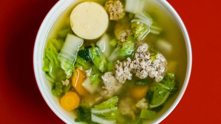 ப்ரோக்கோலி சூப் ரெடி. இதோடு வால்நட், முந்திரி உள்ளிட்டவைகளையும் சேர்த்து இதே முறையில் சேர்க்கலாம். தேவையெனில், கொஞ்சம் ஃப்ரெஷ்ஷான க்ரீம், தேங்காய் பால் சேர்த்தும் சூப் அருந்தலாம். 