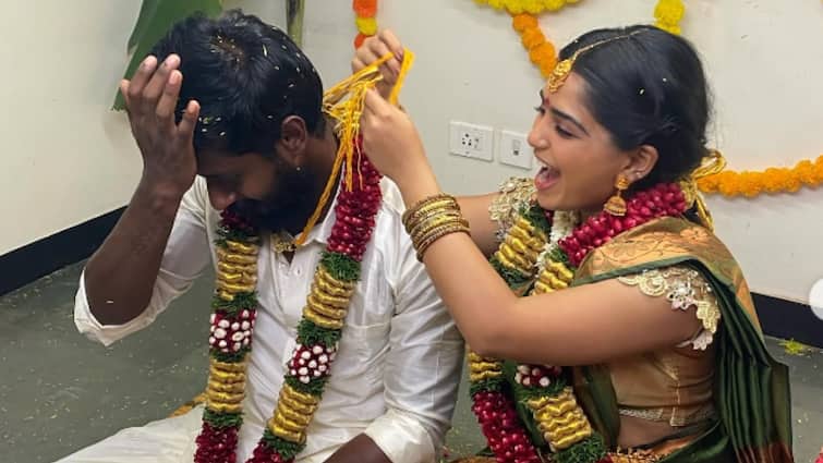 actress gouri kishan aditya bhasker shares wedding photo from hotspot movie 96 ram jaanu Gouri Kishan : என்னது 96 ராம் - ஜானுவுக்கு நிஜமாவே கல்யாணமா? ஷாக்கான நெட்டிசன்ஸ்..