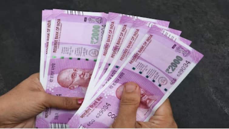 2000 Rupee Notes update news 2000 rupee notes will not be exchanged on April 1 2024 मोठी बातमी! 2000 रुपयांच्या नोटा बदलून देणं 'या' दिवशी बंद, RBI चा मोठा निर्णय