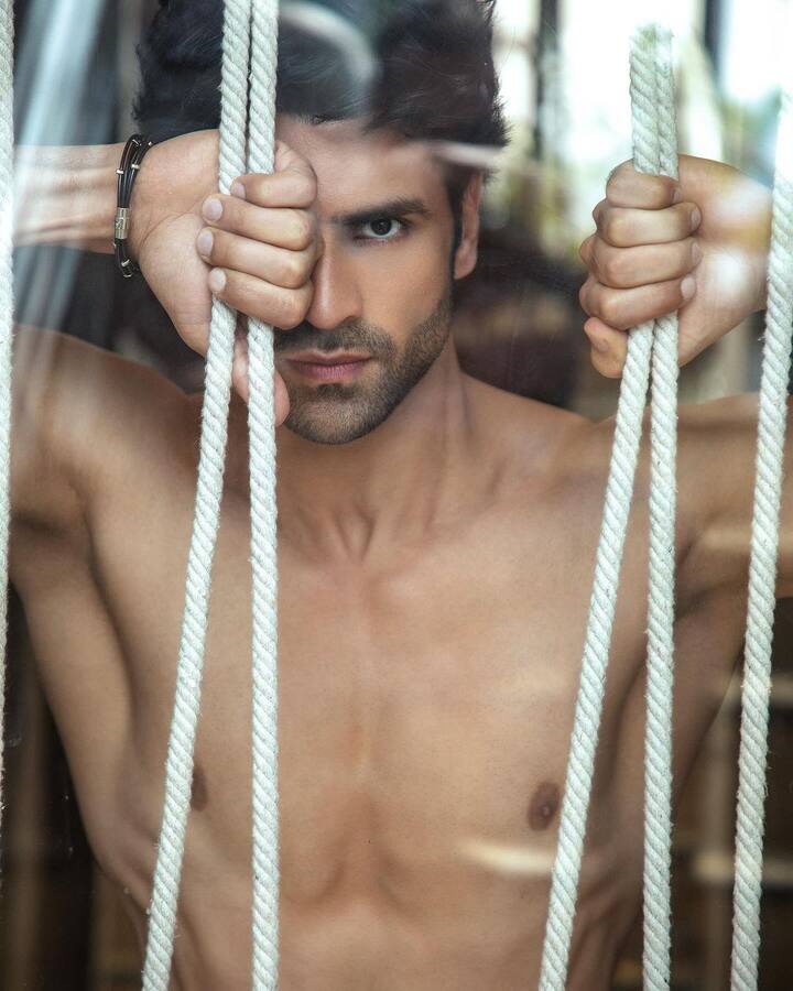 एक्टर ने बताया कि ‘नच बलिए’ के बाद जब मैंने बड़े पर्दे पर काम ढूंढने की कोशिश की तो मुझे ये कभी नहीं लगा था कि मेरे लिए ये सफर इतना मुश्किल होगा. क्योंकि उसी वक्त मुझे ये एहसास हुआ कि मुझपर तो 'टीवी एक्टर' का ठप्पा लगा दिया गया है..जिसने मेरे करियर को रोक दिया था.