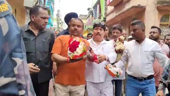 একদা প্রতিপক্ষ বলে পরিচিত মুকুল রায়ের বাড়িতে পৌঁছে গেলেন ব্যারাকপুরের বিজেপি প্রার্থী।