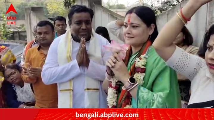 প্রাথমিক প্রতিক্রিয়ায় অগ্নিমিত্রা বলেন, 'এটা আমার কাছে বিরাট পাওয়া।' তবে একই সঙ্গে জানান, এই ঘোষণার পরই তিনি দিলীপ ঘোষকে ফোন করেছিলেন। বলেন, 'তাঁর কাছে আসছেন।'