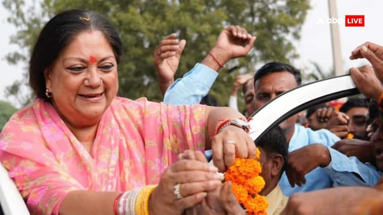 Vasundhara Raje meets Met organization officials and party workers in Jhalawar वसुंधरा राजे ने विरोधियों को दे दिया साफ संदेश, 'मैं मानती हूं कि हमें दुश्मन को...'