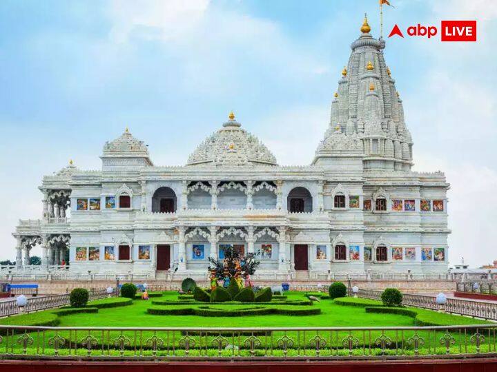 गोविंद देवजी मंदिर: जयपुर के सिटी पैलेस में स्थित यह मंदिर बेहद खूबसूरत है, जिसे देख आप आकर्षित हो जाएंगे. यहां भगवान कृष्ण की मूर्ति है. इस मंदिर में प्रतिदिन हजारों की संख्या में भक्त पहुंचते हैं.