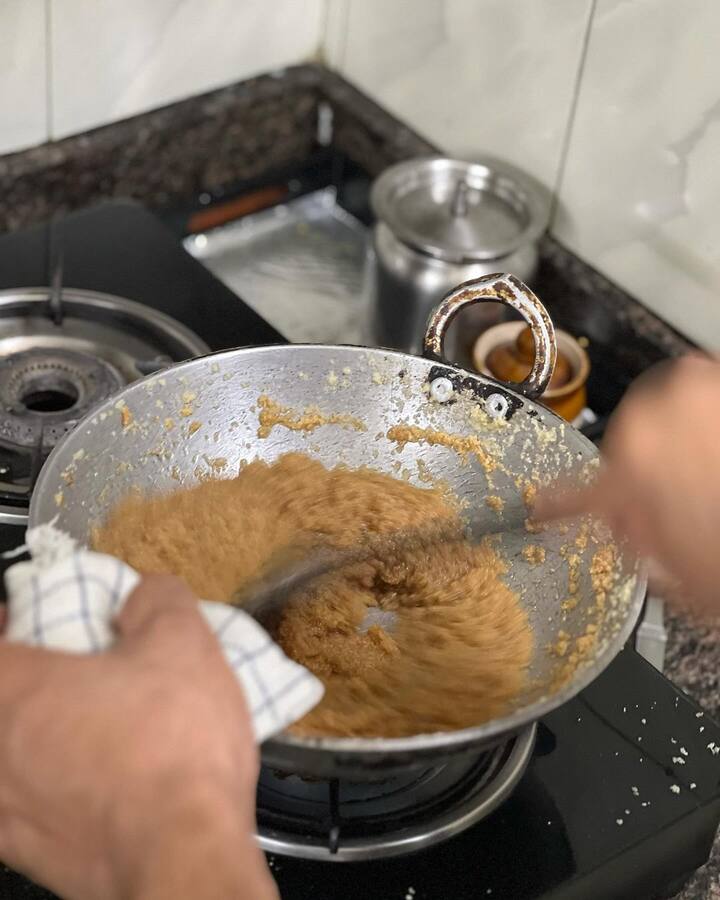 पहली रसोई में कृति ने हलवा बनाया था. अब कृति और पुलकित एक्ट्रेस के घर बेंगलुरु गए हैं जहां पुलकित की पहली रसोई हुई है. जिसकी झलक कृति ने दिखाई है.