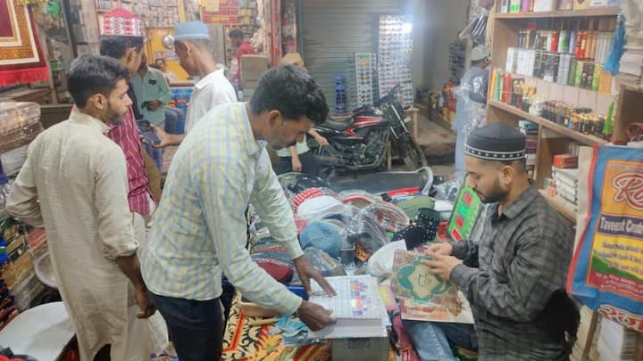 Varanasi News Ramdan 2024 Shopping in Dal mandi market demand perfume hat and quran ann Ramdan 2024: वाराणसी के बाजारों में रमजान की रौनक, अफगानी और तुर्की  टोपी भारी डिमांड 