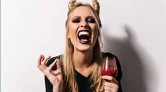 ਕੀ ਤੁਸੀਂ ਜਾਣਦੇ ਹੋ ਕਿ ਇਹ ਔਰਤ ਖੂਨ ਮਿਲਾ ਕੇ ਪੀਂਦੀ ਹੈ ਕੌਫੀ ?