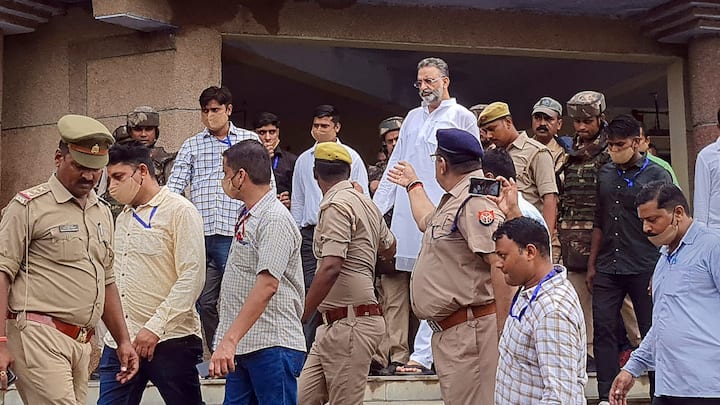 Mukhtar Ansari had pointed gun at jailer inside jail former officer narrated entire incident Mukhtar Ansari Death: मुख्तार अंसारी ने जेल के भीतर जेलर पर ही तान दी थी बंदूक, पूर्व अधिकारी ने सुनाया पूरा वाकया